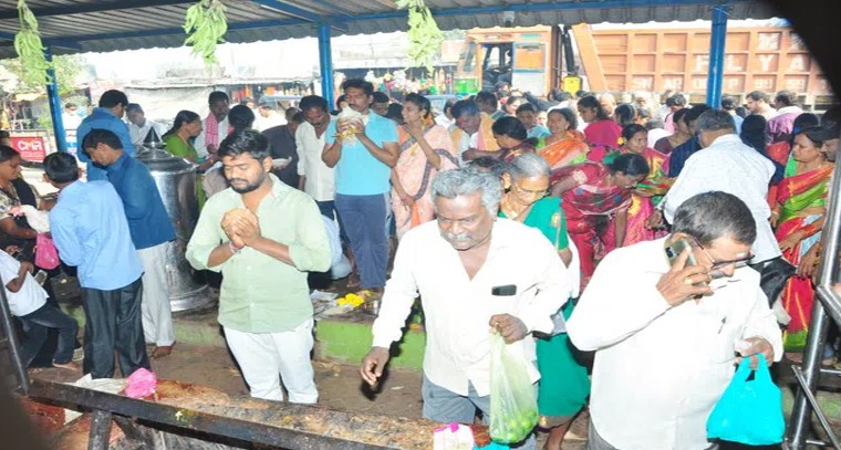 భక్తులతో కిటకిటలాడిన పెద్దమ్మతల్లి దేవాలయం
