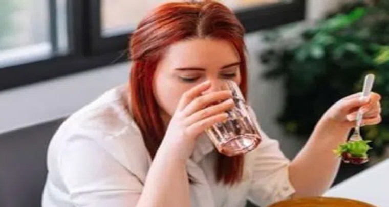 భోజనం చేసేటప్పుడు ఇలా చెయ్యొద్దు!
