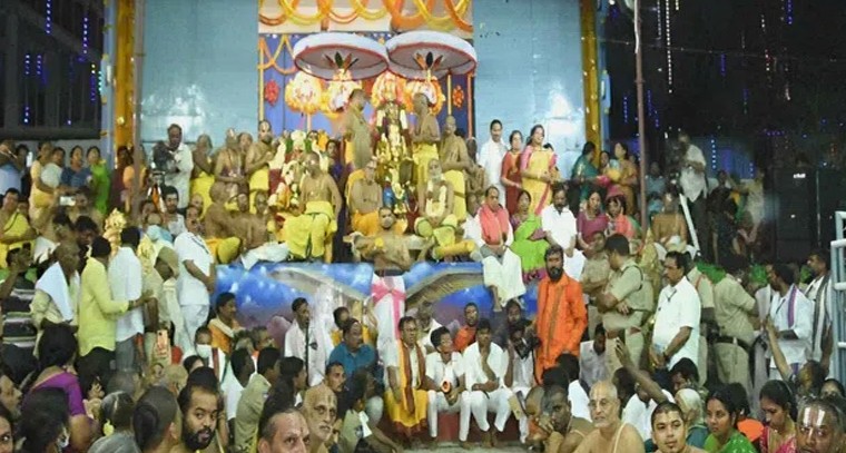 సంప్రదాయబద్ధంగా ఎదుర్కోలు
