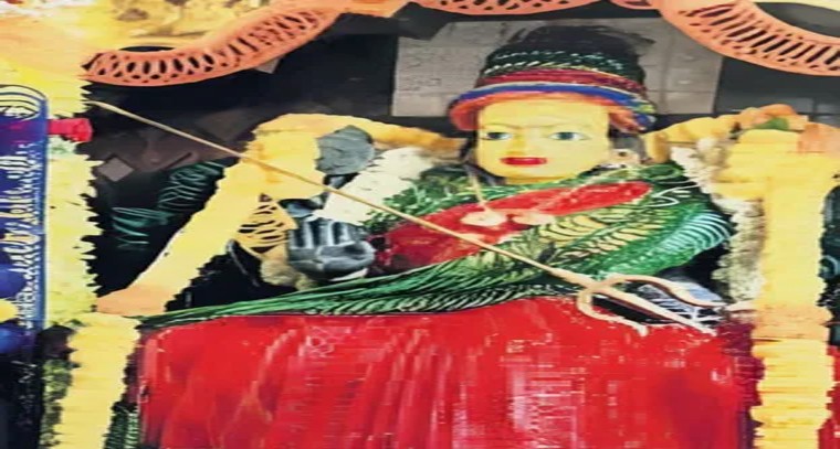 గాజులతో చేసిన చీరతో అమ్మవారికి అలంకరణ
