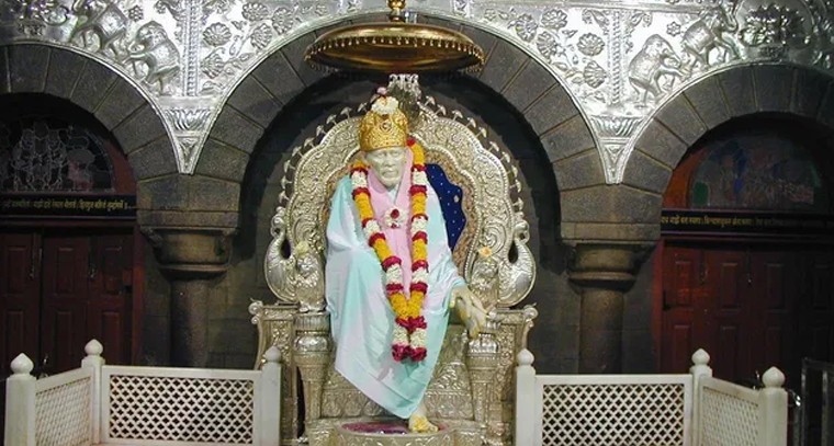 షిర్డీ సాయినాథుడికి భారీగా కానుకలు
