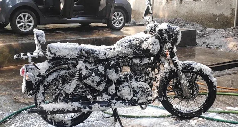 బైక్ కడిగేటప్పుడు ఈ జాగ్రత్తలు తప్పనిసరి
