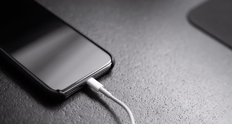 ఫోన్‌ ఛార్జ్‌ చేసేటప్పుడు ఇలా చేస్తే డేంజర్
