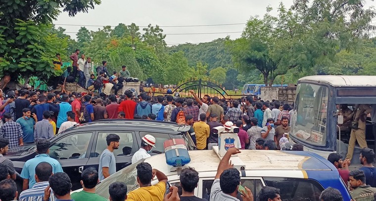 ఇండియా-ఆసీస్ టీ20 టికెట్ల కోసం రభసా