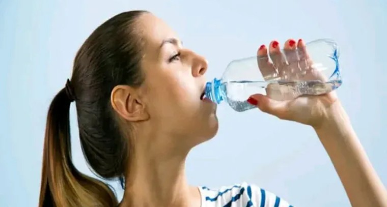 మోతాదులో నీటిని తాగకుంటే సమస్యలే
