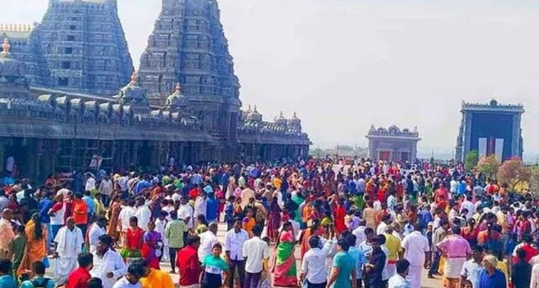 భక్తులతో కిక్కిరిసిపోయిన యాదాద్రి
