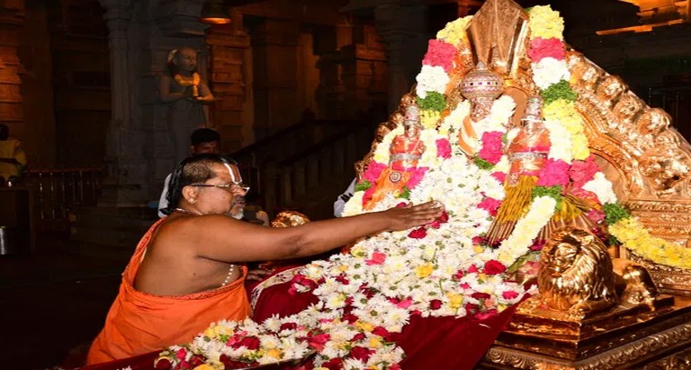 యాదాద్రిలో వైభవంగా లక్షపుష్పార్చన పూజలు
