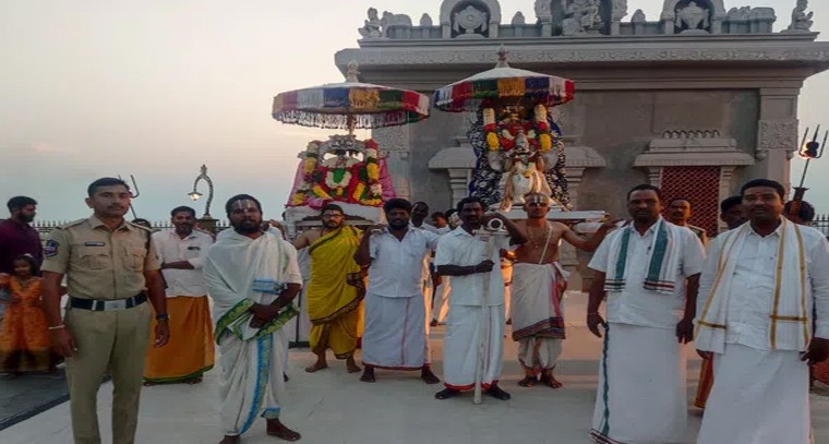 యాదాద్రిలో వెండి మొక్కు జోడు సేవ
