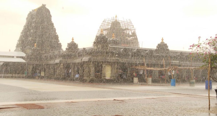 యాదాద్రిలో భారీ వర్షం భక్తులకి తప్పని తిప్పలు
