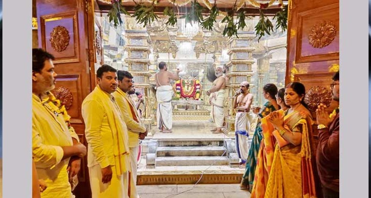 అండాళ్ అమ్మవారికి ఊంజల్ సేవ
