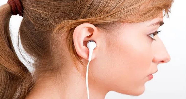 ఇయర్ ఫోన్స్ వాడుతున్నారా? అయితే జాగ్రత్త!
