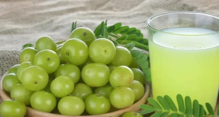 ఉసిరి రసంతో జుట్టు సమస్యలకు చెక్
