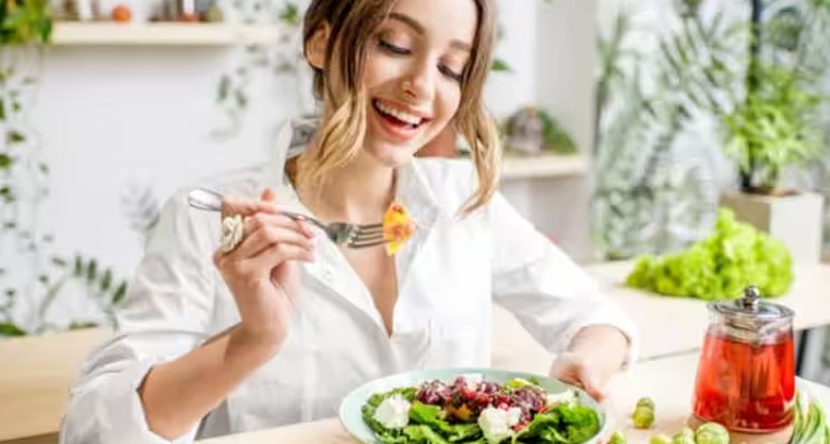 యవ్వనంగా కనిపించాలంటే.. వీటిని తినండి