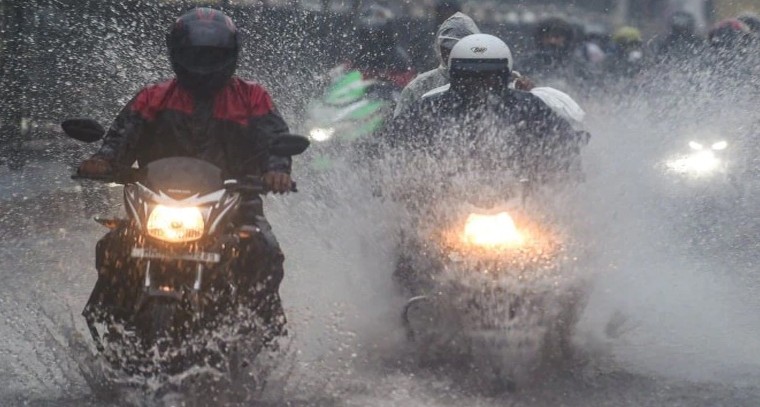 వర్షాకాలంలో డ్రైవింగ్ చేసేటప్పుడు తీసుకోవాల్సిన జాగ్రత్తలు!