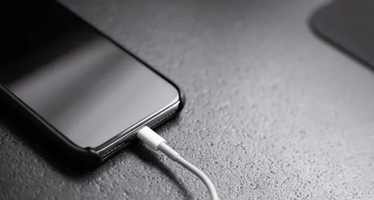 ఫోన్‌ ఛార్జింగ్ చేసేటప్పుడు ఇలా చేస్తే డేంజర్
