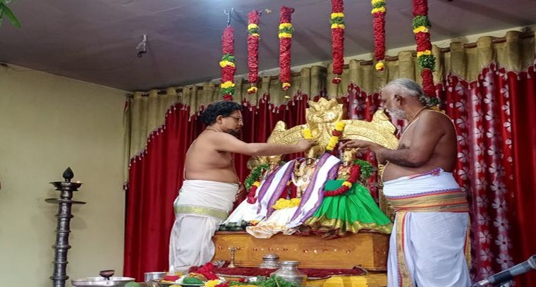 రామయ్యకు స్వర్ణ తులసి పూజలు
