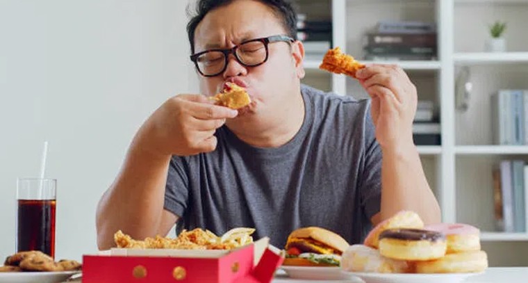 అతిగా తినటం వల్ల కలిగే నష్టాలు
