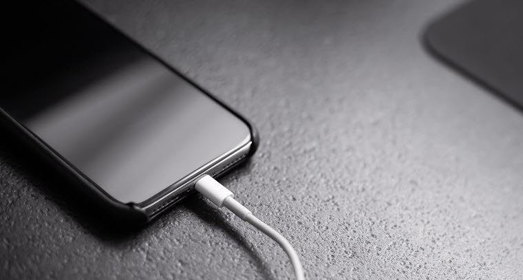 ఫోన్‌ ఛార్జ్‌ చేసేటప్పుడు ఇలా చేస్తే డేంజర్