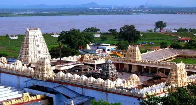 భద్రాచలం ఆలయంలో భక్తుల రద్దీ
