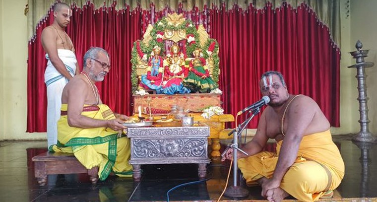 రామయ్యకు స్వర్ణ తులసి పూజలు
