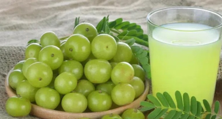 ఉసిరి రసంతో జుట్టు సమస్యలకు చెక్
