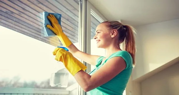 అద్దాలపై మరకలు పోవాలంటే?
