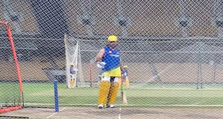 సిక్సర్ల వర్షం కురిపించిన ధోనీ