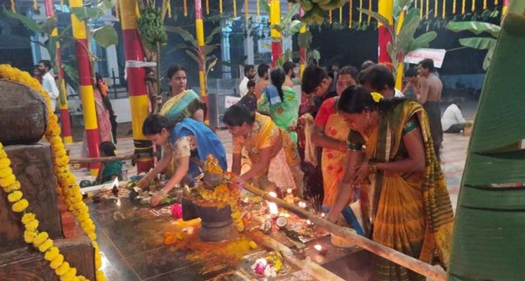 భక్తులతో కిటకిటలాడిన శివాలయం
