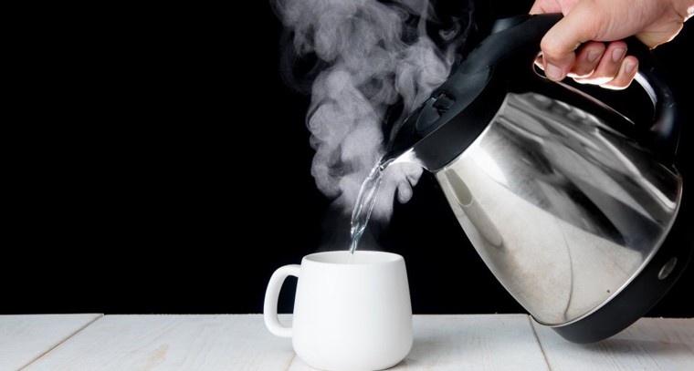 వేడి నీళ్లు ఎక్కువగా తాగితే ఈ ప్రమాదం
