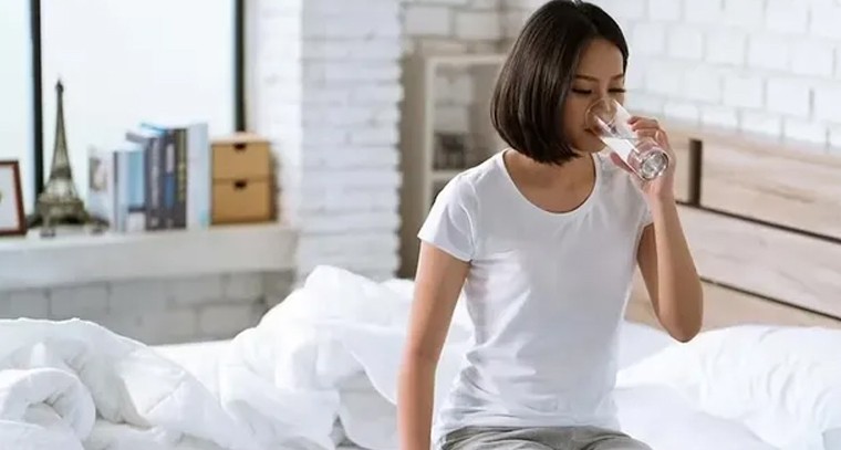 ఉదయాన్నే నోరు కడుక్కోకుండా నీళ్లు తాగొచ్చా?
