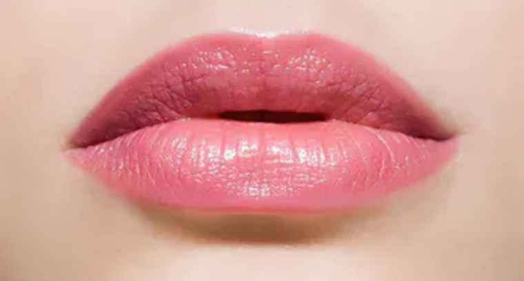 పెదవులు పొడిబారుతున్నాయా? ఇలా చేయండి
