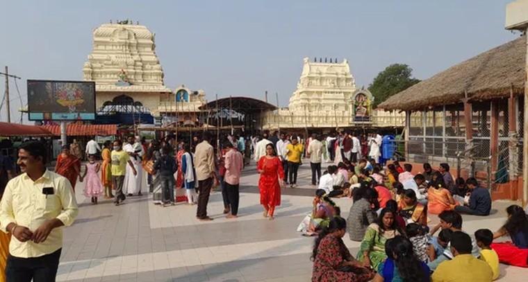 భద్రకాళి ఆలయంలో పోటెత్తిన భక్తజనం
