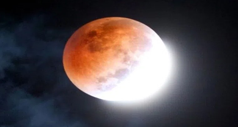 తొలి చంద్రగ్రహణం.. వీరికి మహర్దశ
