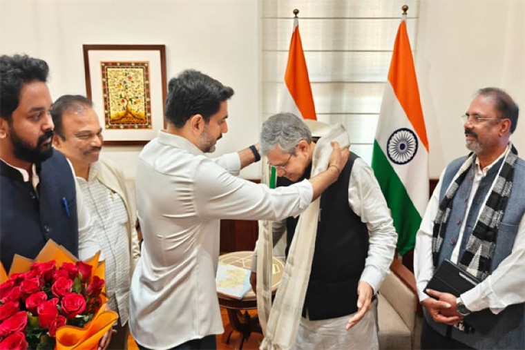 కేంద్ర మంత్రి అశ్వినీ వైష్ణవ్‌తో మంత్రి నారా లోకేశ్‌ భేటీ