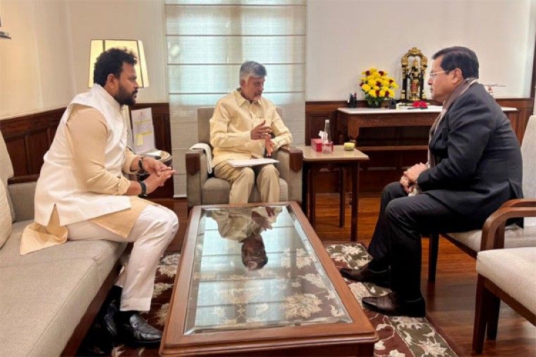 కేంద్ర మంత్రి సోనోవాల్‌తో సీఎం చంద్రబాబు భేటీ దుగరాజపట్నం షిప్‌బిల్డింగ్ క్లస్టర్‌కు సాయం చేయాలని వినతి