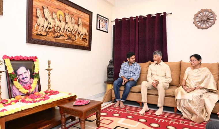 సికింద్రాబాద్ లో పిన్నమనేని సాయిబాబా కుటుంబాన్ని పరామర్శించిన సీఎం చంద్రబాబు