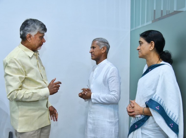  డాక్టర్ మంతెన సత్యనారాయణ రాజు శనివారం నాడు సతీసమేతంగా చంద్రబాబుతో భేటీ