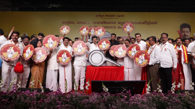 మహాబలిపురంలో కార్యకర్తల సమావేశం సమర శంఖం పూరించిన 'దళపతి' విజయ్