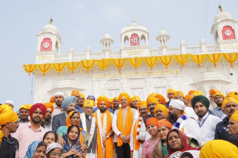 మహారాష్ట్ర సీఎం ఫడ్నవిస్‌తో కలిసి నాందేడ్ గురుద్వారాను సందర్శించిన పవన్ కల్యాణ్