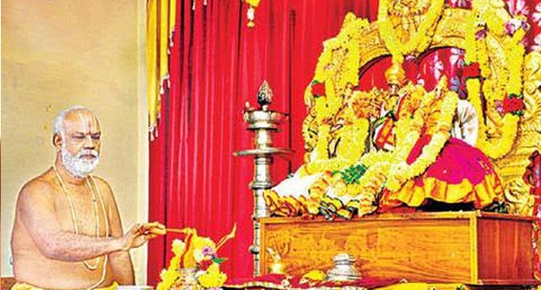 భద్రాద్రి రామయ్యకు స్వర్ణ తులసి పూజలు
