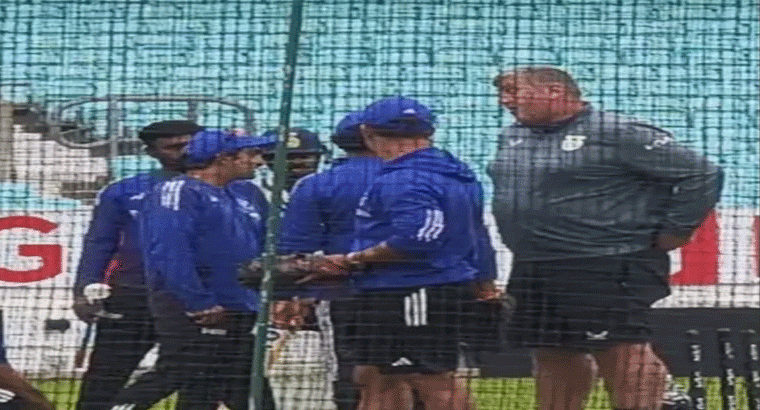 ఇంగ్లండ్ టీమ్‌తో పిచ్‌పైనే పిచ్ క్యూరేటర్ కబుర్లు,,,,,ఏకిపారేస్తున్న నెటిజన్లు