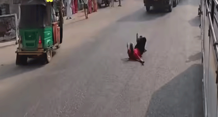 చుక్కేసి.. రోడ్డుపై పక్కేసి.. కాలు మీద కాలేసి.. కమలాపురంలో మందుబాబు హల్ చల్