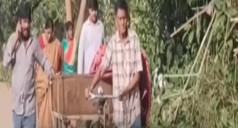 అంబులెన్స్ లేక చెత్త రిక్షాలో మహిళ మృతదేహం తరలింపు