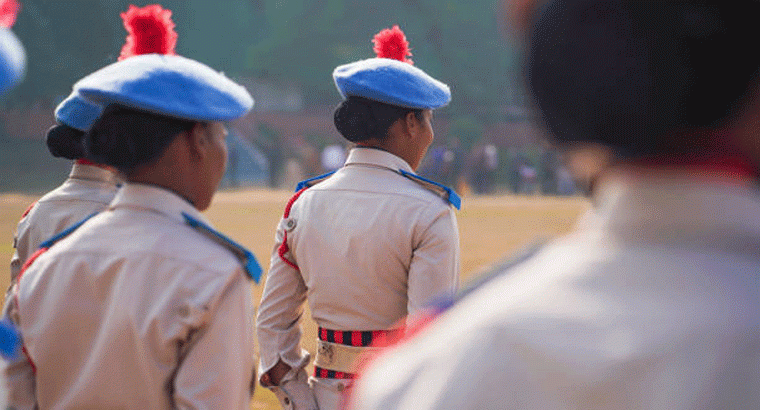 మూడంతస్తుల బిల్డింగ్ పై నుంచి దూకిన మహిళా కానిస్టేబుల్
