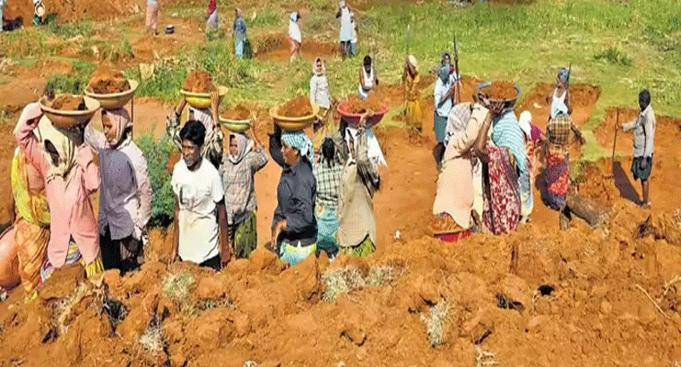 ఏపీలో లక్షల్లో ఉపాధి హామీ కూలీల జాబ్ కార్డుల రద్దు
