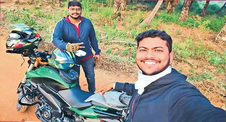 గోపాలపురం: ఆనందంగా స్నేహితులిద్దరూ సెల్ఫీ దిగారు.. సరిగ్గా 13 నిమిషాల తర్వాత లారీ ఢీకొట్టడంతో చనిపోయిన ఇద్దరు స్నేహితులు
