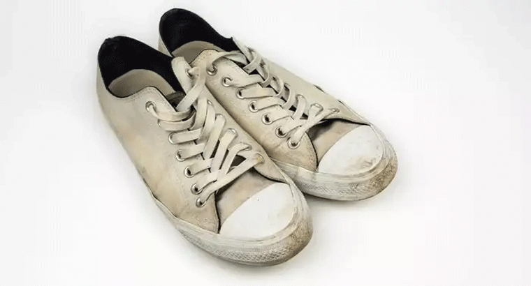 బురద పడి మురికిగా కనిపిస్తున్న వైట్ షూస్‌ని క్లీన్ చేసే చిట్కాలు