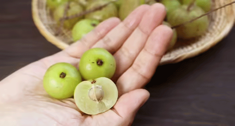 జుట్టుకు రంగు అక్కర్లేదు ఓ ఉసిరికాయ చాలు