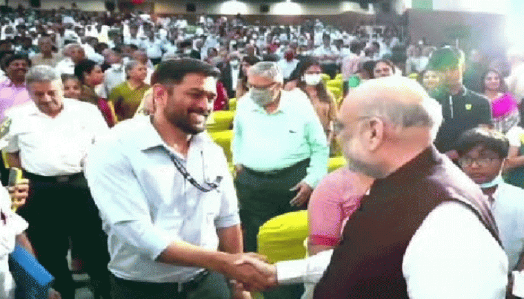 షేక్ హ్యాండ్ వెనక ఉన్న కథేమిటీ