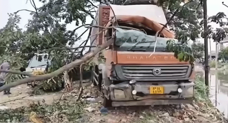 నెల్లూరులో చిరువ్యాపారులపైకి దూసుకెళ్లిన కంటైనర్